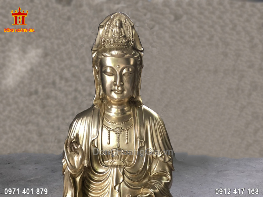 Gương mặt hiền từ của Phật Bà được đôi bàn tay tài hoa của các nghệ nhân chạm khắc vô cùng tỉ mỉ